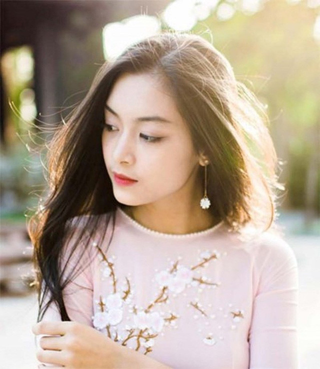  Nguyễn Tố Anh sinh năm 1999, là cựu nữ sinh trường THPT chuyên Trần Phú, Hải Phòng. Hiện cô là du học sinh ngành Quản trị nhà hàng khách sạn tại ĐH Vatel, Pháp.