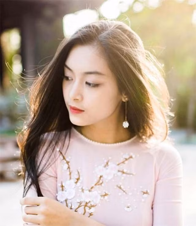  Nguyễn Tố Anh sinh năm 1999, là cựu nữ sinh trường THPT chuyên Trần Phú, Hải Phòng. Hiện cô là du học sinh ngành Quản trị nhà hàng khách sạn tại ĐH Vatel, Pháp.