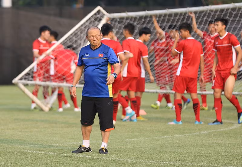 HLV Park Hang Seo đau đầu tính toán trước một trận đấu không được phép mắc sai lầm. Ảnh S.N