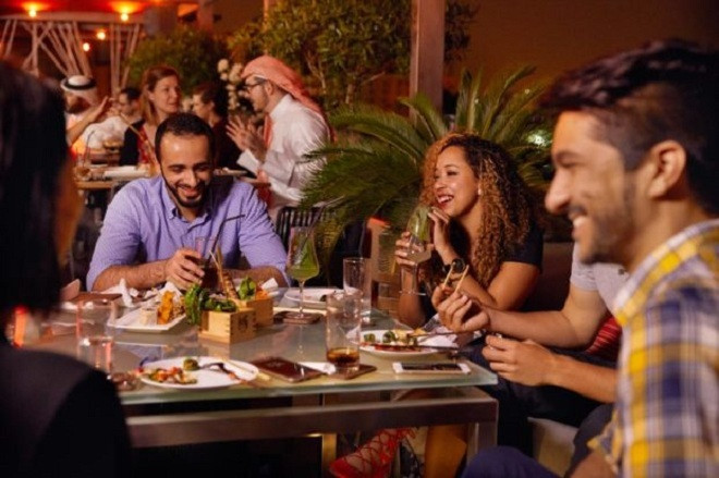 Khi người Bahrain mời bạn dùng bữa tại nhà, nếu thức ăn được đặt dưới sàn, hãy ngồi bắt chéo chân hoặc quỳ như gia chủ. Không bao giờ để chân bạn chạm vào thảm thức ăn, chỉ ăn bằng tay phải. Bạn hãy thử mỗi món một chút, đôi khi khách danh dự sẽ được mời những món sang nhất như đầu cừu. Chừa lại một ít thức ăn khi đã hết bữa được coi là hành động lịch sự, thể hiện chủ nhà đã thiết đãi khách hào phóng. Ảnh: Cheap flights. Khi người Bahrain mời bạn dùng bữa tại nhà, nếu thức ăn được đặt dưới sàn, hãy ngồi bắt chéo chân hoặc quỳ như gia chủ. Không bao giờ để chân bạn chạm vào thảm thức ăn, chỉ ăn bằng tay phải. Bạn hãy thử mỗi món một chút, đôi khi khách danh dự sẽ được mời những món sang nhất như đầu cừu. Chừa lại một ít thức ăn khi đã hết bữa được coi là hành động lịch sự, thể hiện chủ nhà đã thiết đãi khách hào phóng. Ảnh: Cheap flights.