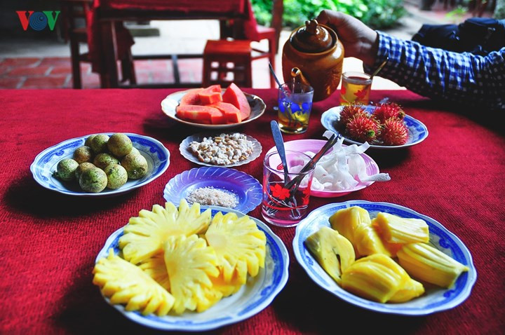 Mít, măng cụt, chôm chôm, cam sành, sầu riêng, bưởi da xanh, xoài cát, nhãn tiêu, vú sữa,… đều vô cùng tươi ngon, ngọt ngào bởi được nuôi dưỡng trên miền đất màu mỡ và sự chăm sóc của bà con nông dân cần cù, chịu khó. Mít, măng cụt, chôm chôm, cam sành, sầu riêng, bưởi da xanh, xoài cát, nhãn tiêu, vú sữa,… đều vô cùng tươi ngon, ngọt ngào bởi được nuôi dưỡng trên miền đất màu mỡ và sự chăm sóc của bà con nông dân cần cù, chịu khó.