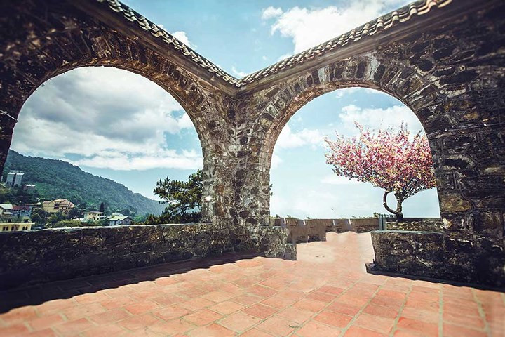  Nơi đây có núi non, thác nước với những ruộng su su bạt ngàn, có khí hậu quanh năm mát mẻ đem đến cho người ta cảm giác dễ chịu.