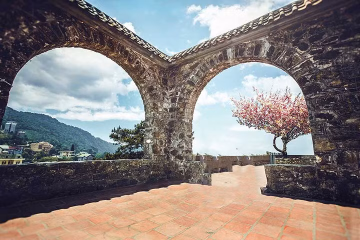  Nơi đây có núi non, thác nước với những ruộng su su bạt ngàn, có khí hậu quanh năm mát mẻ đem đến cho người ta cảm giác dễ chịu.