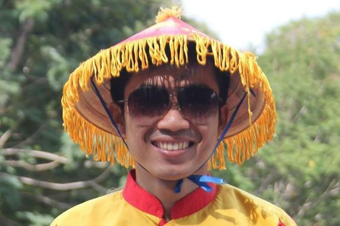 Nguyễn Đình Chính trong đồng phục ở cửa hàng bánh cuốn Tây Sơn.