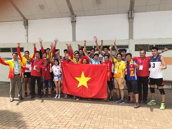  Sau chiến thắng, đội tuyển Việt Nam hạnh phúc giữa vòng vây của người hâm mộ tại Jakarta. 