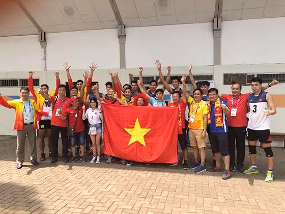  Sau chiến thắng, đội tuyển Việt Nam hạnh phúc giữa vòng vây của người hâm mộ tại Jakarta. 