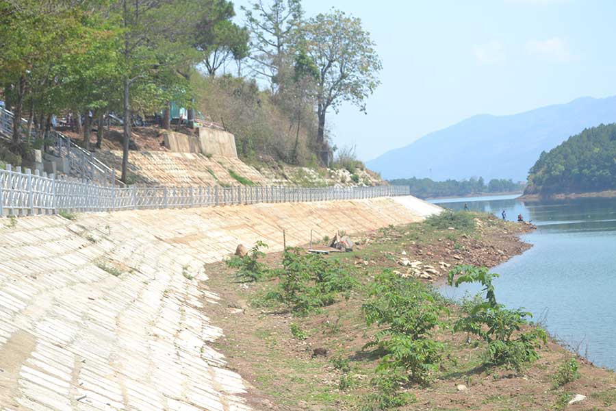  Bờ kè chắn đất, ốp mái taluy Biển Hồ, TP. Pleiku. Ảnh: Hoàng Cư