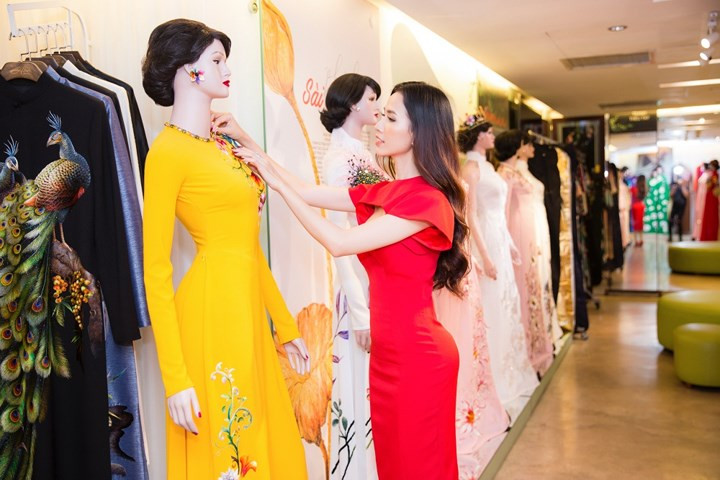 Nếu như trang phục dạ hội, Phan Thị Mơ tin tưởng lựa chọn NTK Hằng Nguyễn và NTK Brian Võ thì với trang phục áo dài, NTK Đinh Văn Thơ – thương hiệu áo dài ABC là nơi người đẹp gốc Tiền Giang đặt niềm tin.