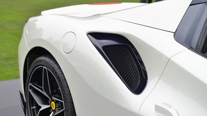 Hốc gió cũng được Ferrari thiết kế lại.  Hốc gió cũng được Ferrari thiết kế lại.