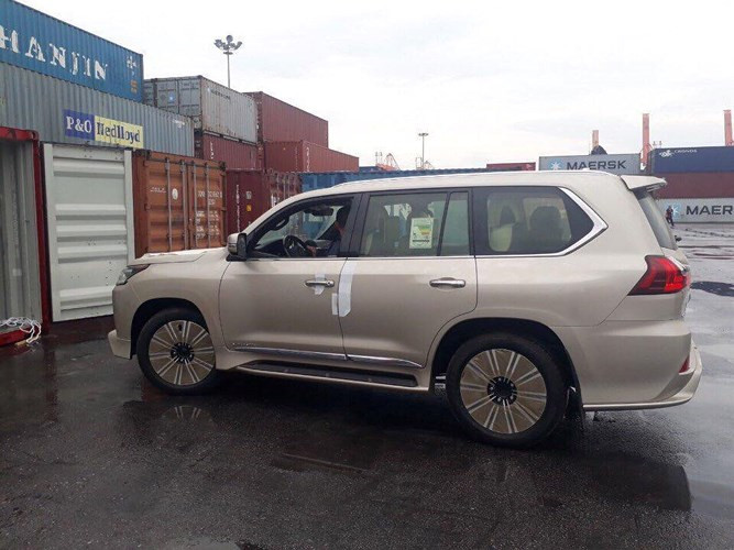 Đuôi xe không có nhiều thay đổi so với LX570 Super Sport. Đuôi xe không có nhiều thay đổi so với LX570 Super Sport.