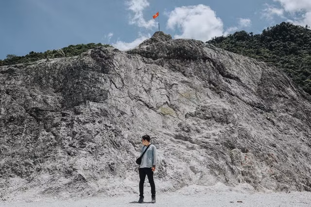 Buổi sáng trời lạnh, sương giăng phủ khắp nơi, buổi trưa khi mặt trời lên không khí ấm áp, nắng nóng như mùa hè. Buổi chiều trời hanh hao, se lạnh như mùa thu, trong khi đó buổi tối nhiệt độ xuống thấp, lạnh giá như mùa đông.