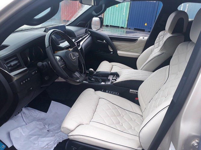 Bên trong, nội thất có thiết kế sang trọng, ghế thương gia bọc da, hai ghế trước không có nhiều thay đổi. Bên trong, nội thất có thiết kế sang trọng, ghế thương gia bọc da, hai ghế trước không có nhiều thay đổi.