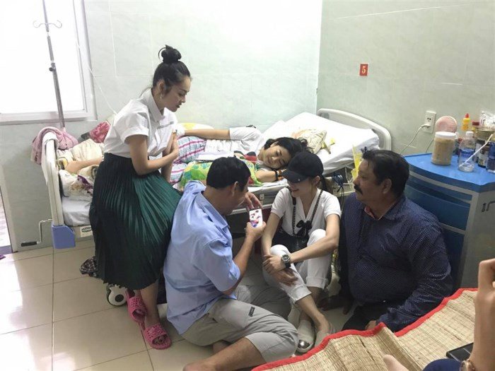 Bạn bè vẫn thay phiên nhau bên cạnh Mai Phương. Bạn bè vẫn thay phiên nhau bên cạnh Mai Phương.