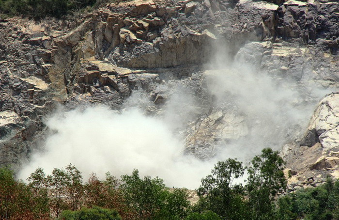 Đồi núi tan hoang sau thời gian khai thác đá của Công ty CP Vật liệu xây dựng Mỹ Quang