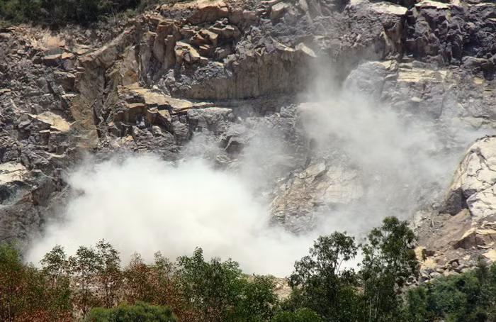 Đồi núi tan hoang sau thời gian khai thác đá của Công ty CP Vật liệu xây dựng Mỹ Quang