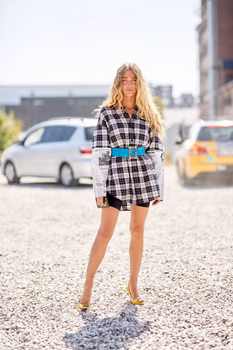  Quần đạp xe: Dáng quần Cycling Shorts được lăng xê bởi biểu tượng thời trang - Công nương Diana vào những năm 1990. Xu hướng đang có dấu hiệu trở lại với sự biến tấu khác biệt từ dàn fashionista thế giới trong mùa mốt thu đông 2018. 