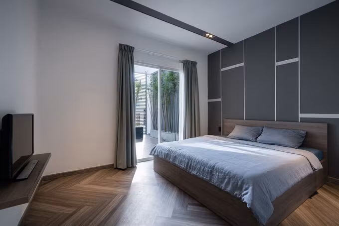  4 Kiến trúc sư Đoàn Sĩ Nguyên cho biết, hệ lam hiện giờ đang là xu hướng thịnh hành khi xử lý mặt đứng cho công trình. Nó có công dụng che nắng, nhưng vẫn cho gió và ánh sáng lọt qua. Hệ lam được xem là một lớp vỏ mềm mại bảo vệ cho công trình và không gian bên trong.