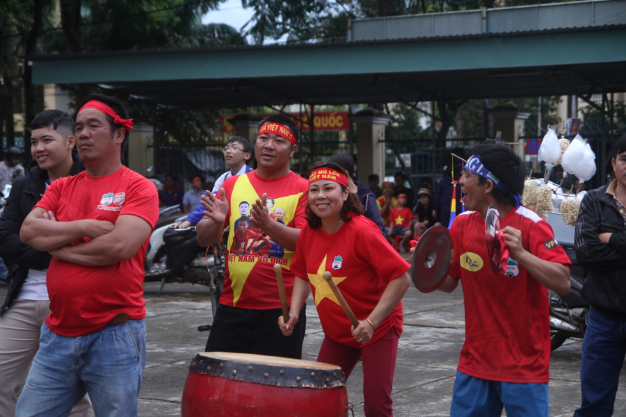  Các khán giả quê nhà vẫn cổ vũ cuồng nhiệt cho các cầu thủ. 