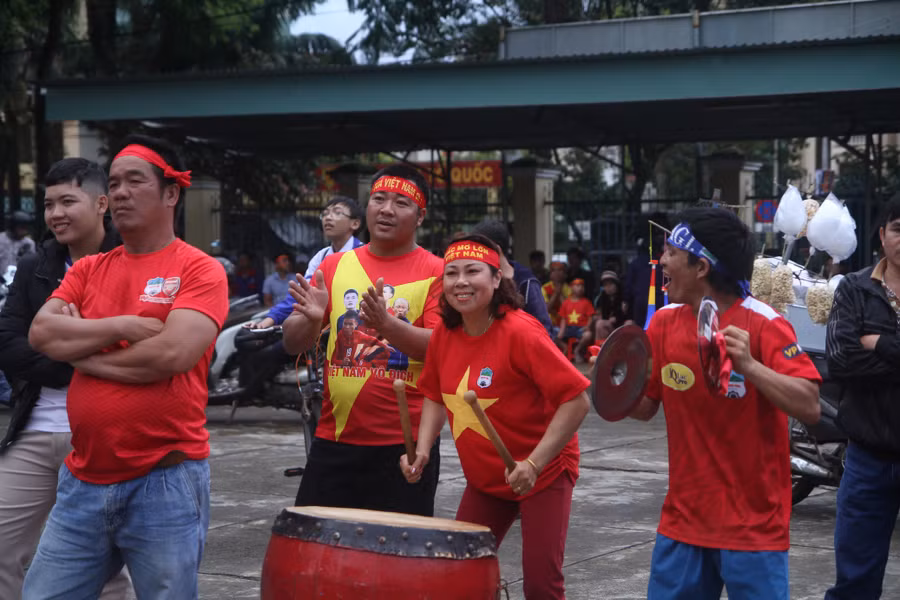  Các khán giả quê nhà vẫn cổ vũ cuồng nhiệt cho các cầu thủ. 