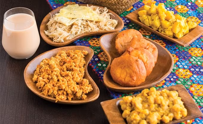 Ẩm thực truyền thống của Bahrain sẽ hấp dẫn những thực khách hợp khẩu vị người Trung Đông. Những món nổi bật là sốt houmous, viên bột đậu chiên falafel, rau trộn tabbouleh và bánh mì kẹp thịt shawarma thường xuyên xuất hiện trong thực đơn nhà hàng. Ảnh: Destination KSA. Ẩm thực truyền thống của Bahrain sẽ hấp dẫn những thực khách hợp khẩu vị người Trung Đông. Những món nổi bật là sốt houmous, viên bột đậu chiên falafel, rau trộn tabbouleh và bánh mì kẹp thịt shawarma thường xuyên xuất hiện trong thực đơn nhà hàng. Ảnh: Destination KSA.