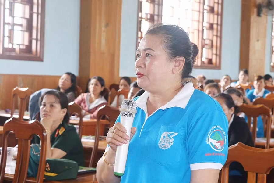 Nhiều chị em trao đổi vấn đề chăm sóc sức khỏe sinh sản tại buổi truyền thông. Ảnh: N.M