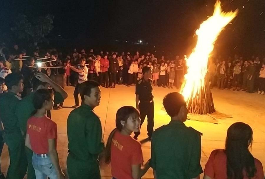 Cán bộ chiến sỹ và nhân dân huyện Ia Pa cùng xiếc chặt tay nhau trong điệu xoan. Ảnh Mai Linh