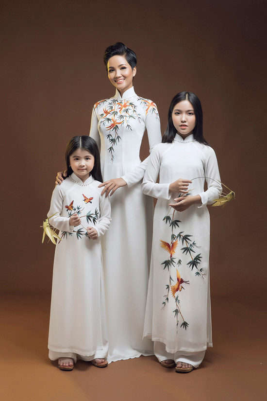  Những chiếc áo dài vẫn tuân thủ theo phom dáng truyền thống nhưng không có quá nhiều màu sắc thường thấy. 