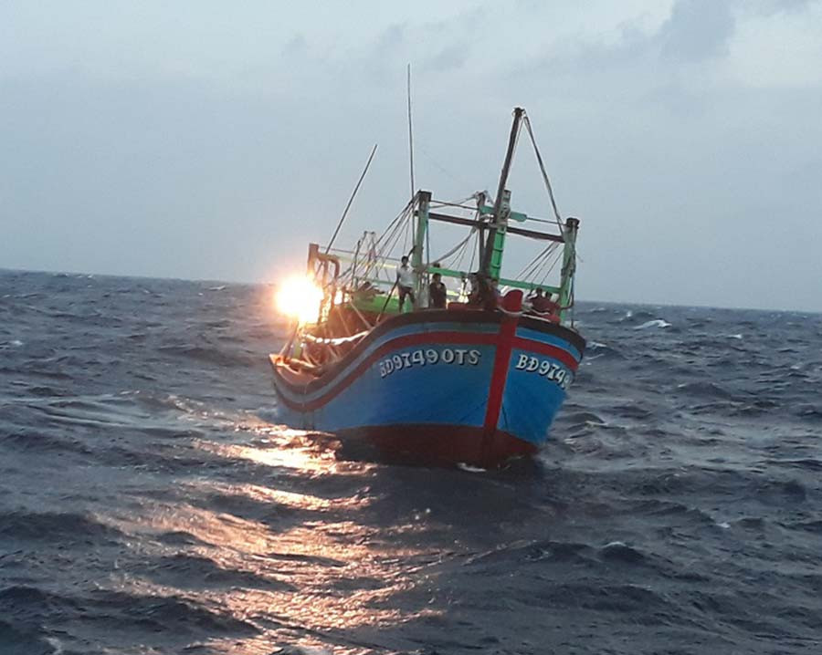 Tàu cá BĐ 97490 TS đang được tàu KN–469 cứu kéo vào đảo Đá Nam, ảnh Văn Dương