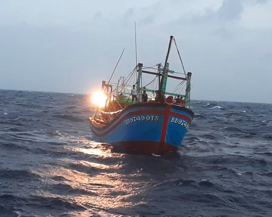 Tàu cá BĐ 97490 TS đang được tàu KN–469 cứu kéo vào đảo Đá Nam, ảnh Văn Dương