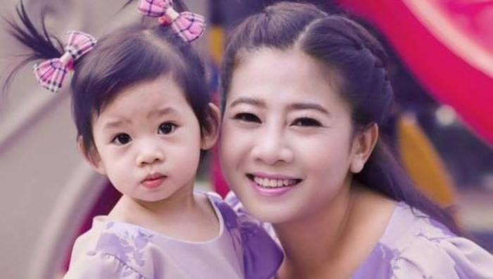 Hình ảnh hạnh phúc của hai mẹ con.