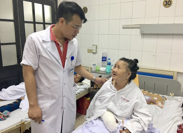 Cánh tay bị chó cắn của cụ bà đã được cắt lọc, băng bó 