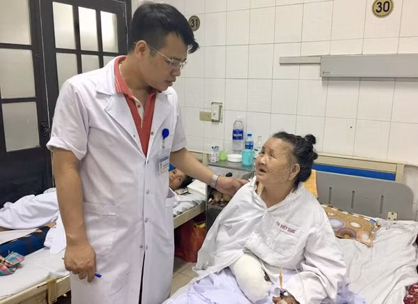 Cánh tay bị chó cắn của cụ bà đã được cắt lọc, băng bó 