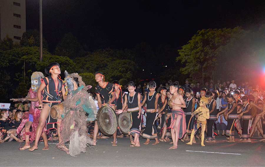 Đội cồng chiêng thanh-thiếu niên xã Hà Tây (huyện Chư Pah) tham gia Liên hoan cồng chiêng, hát dân ca diễn tấu nhạc cụ dân tộc. Ảnh: N.T Đội cồng chiêng thanh thiếu niên xã Hà Tây (huyện Chư Pah) tham gia Liên hoan cồng chiêng, hát dân ca diễn tấu nhạc cụ dân tộc. Ảnh: N.T