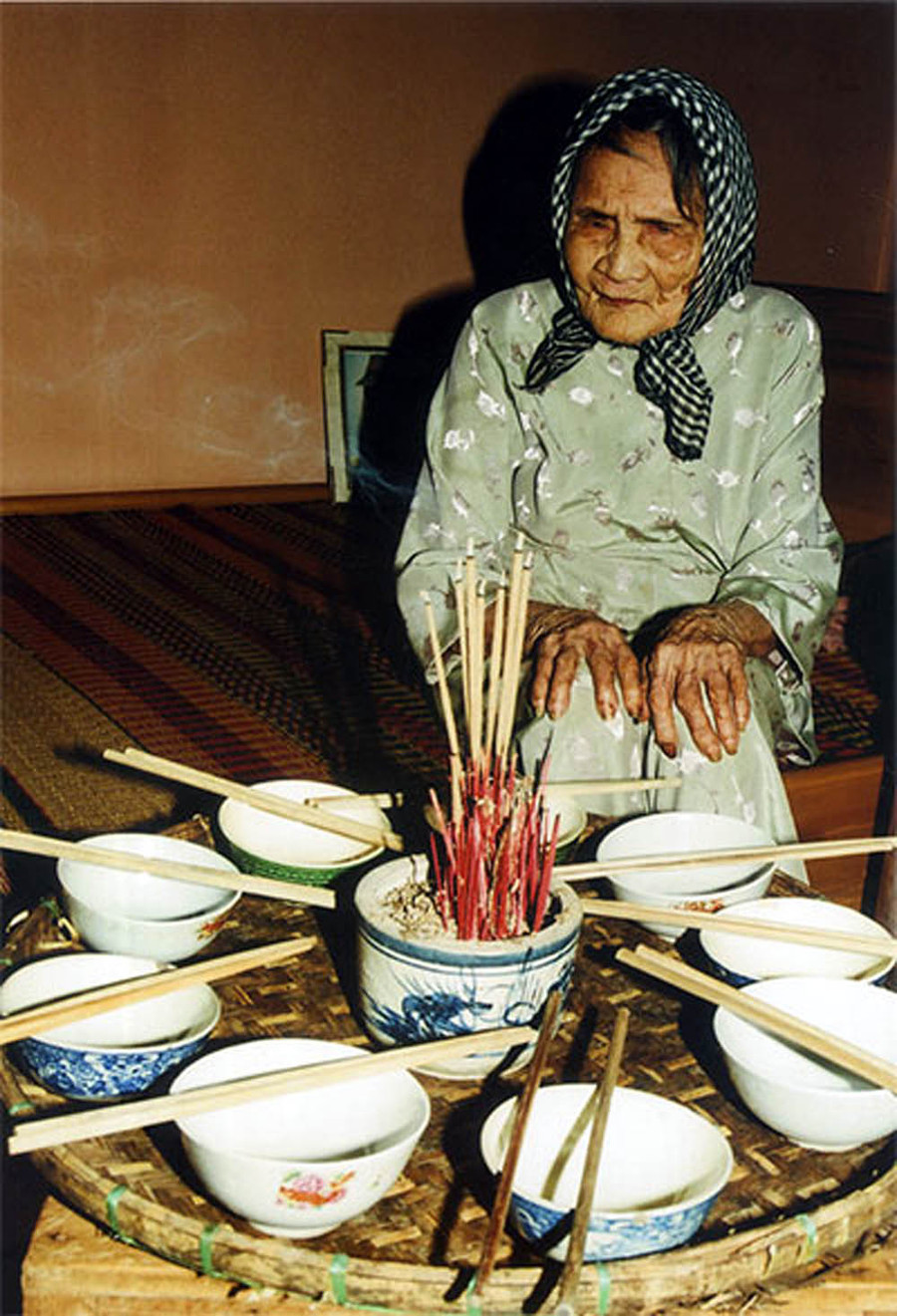  Hình ảnh mẹ Thứ bên mâm cơm đợi con được Đại tá Trần Hồng ghi lại