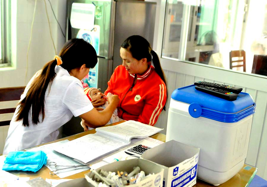  Đưa trẻ đi tiêm chủng đầy đủ, đúng lịch để phòng ngừa bệnh viêm não Nhật Bản. Ảnh: N.N
