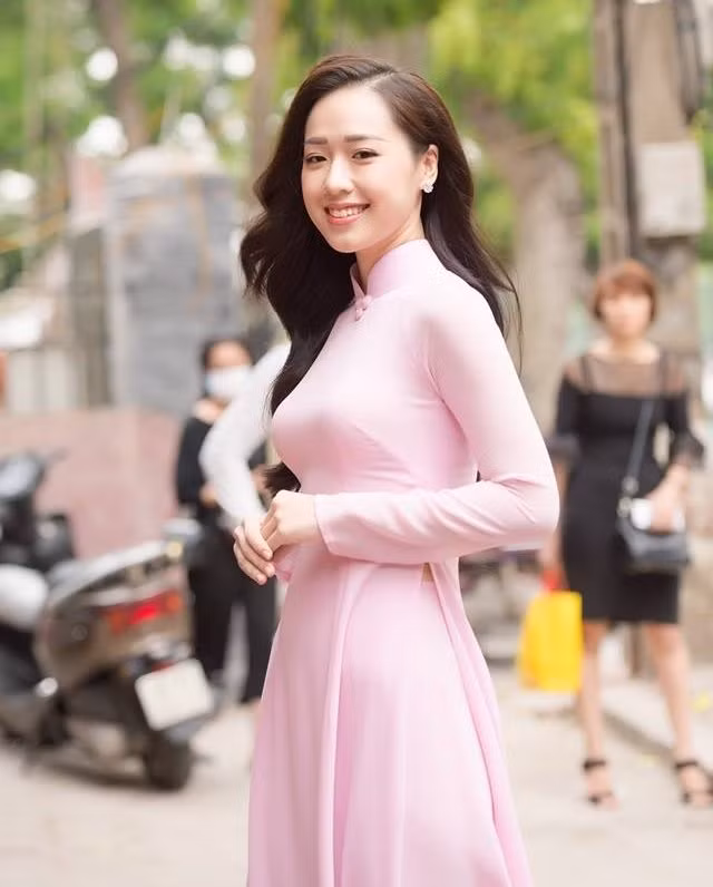 Hà My cảm thấy áp lực khi mọi người chỉ nhắc đến mình với biệt danh 'cô gái tặng hoa tổng thống'. Hà My cảm thấy áp lực khi mọi người chỉ nhắc đến mình với biệt danh 'cô gái tặng hoa tổng thống'.