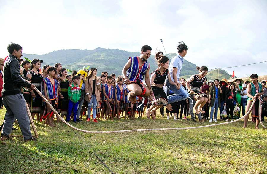  Du khách tham gia trò chơi tại Lễ hội hoa dã quỳ-núi lửa Chư Đăng Ya năm 2017. Ảnh: Nguyễn Linh Vinh Quốc
