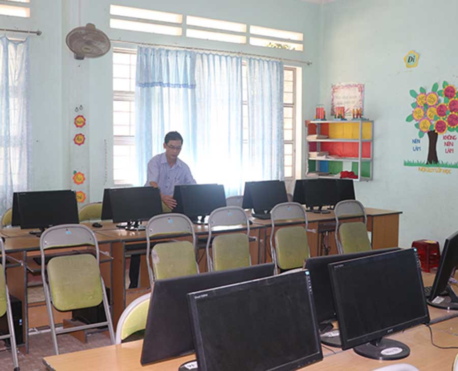 Rà soát, kiểm tra hệ thống máy tính tại Trường Tiểu học Trần Quốc Toản (thị xã An Khê, Gia Lai). Ảnh: N.M  Rà soát, kiểm tra hệ thống máy tính tại Trường Tiểu học Trần Quốc Toản (thị xã An Khê). Ảnh: N.M
