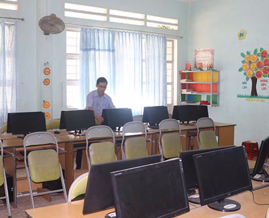  Rà soát, kiểm tra hệ thống máy tính tại Trường Tiểu học Trần Quốc Toản (thị xã An Khê). Ảnh: N.M