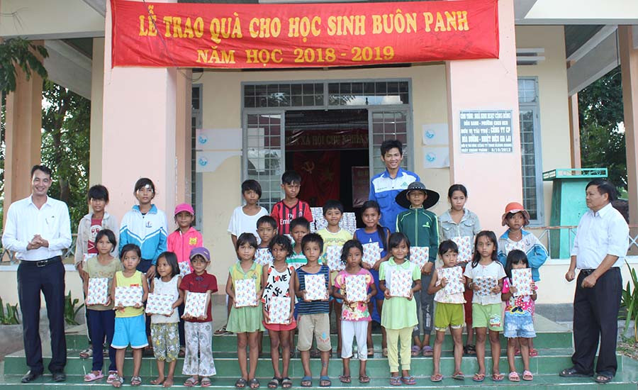 Trao vở cho học sinh Bôn Panh. Ảnh: Nguyễn Diệp