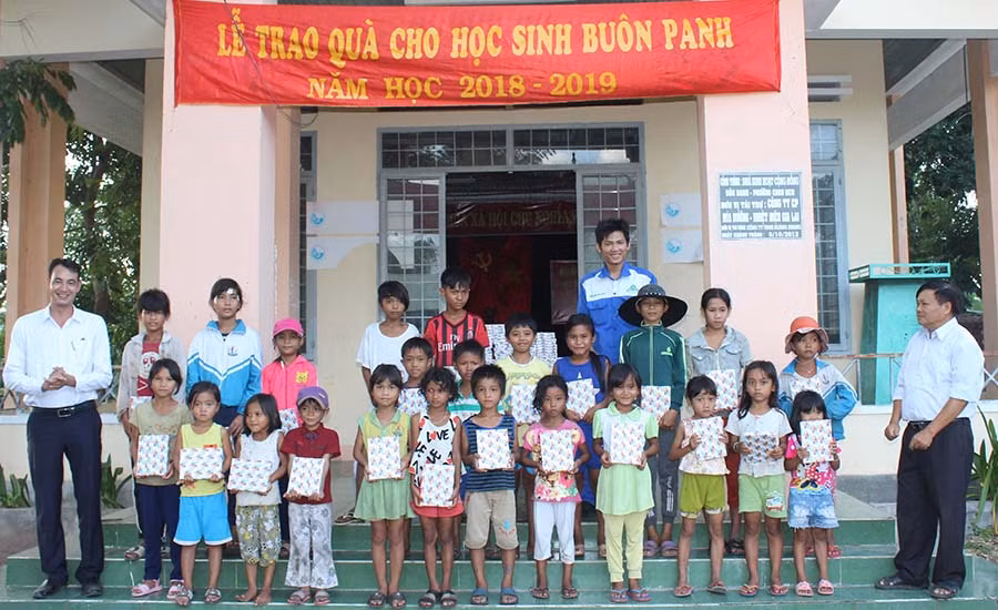 Trao vở cho học sinh Bôn Panh. Ảnh: Nguyễn Diệp