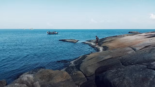  Những bãi đá hùng vĩ và thơ mộng, những rặng dừa phủ bóng bên bãi cát vàng với làn nước biển trong xanh, yên tĩnh là nơi lý tưởng để níu chân những lãng du khó tính. Ảnh@lytieuhoa