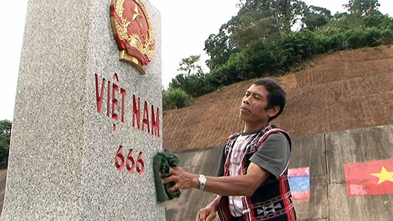 Già làng Hải Viên Xê, ở xã A.Đớt, huyện A Lưới, tỉnh Thừa Thiên - Huế xem việc bảo vệ cột mốc nơi biên cương là nhiệm vụ thiêng liêng Già làng Hải Viên Xê, ở xã A.Đớt, huyện A Lưới, tỉnh Thừa Thiên - Huế xem việc bảo vệ cột mốc nơi biên cương là nhiệm vụ thiêng liêng