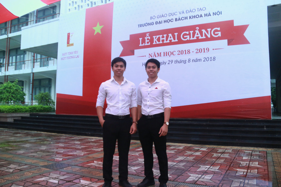 Cả 2 đều được doanh nghiệp tuyển dụng khi còn đang trên ghế nhà trường