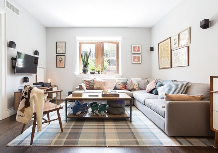 Phòng khách với chiếc ghế sofa lớn cùng nhiều vật dụng nội thất nhưng do chọn màu sắc trung tính nên căn phòng không cảm thấy lộn xộn. Phòng khách với chiếc ghế sofa lớn cùng nhiều vật dụng nội thất nhưng do chọn màu sắc trung tính nên căn phòng không cảm thấy lộn xộn.