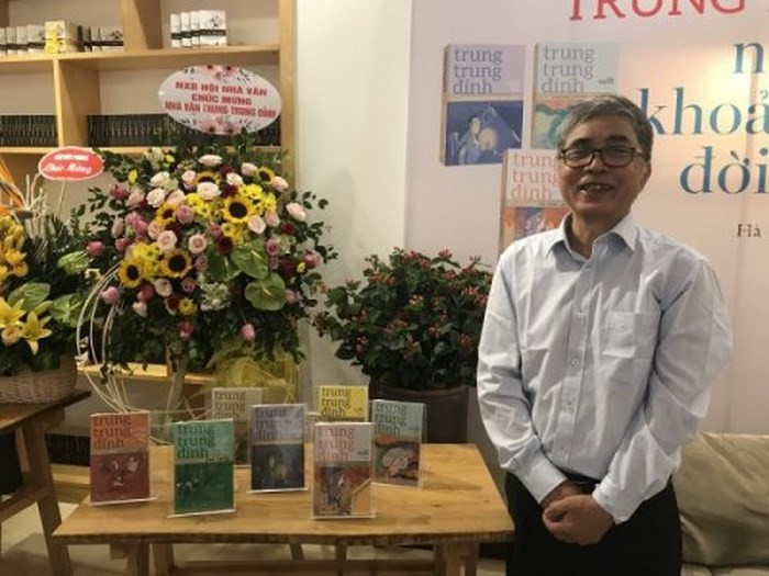 Tác giả và bộ sách Ảnh: ictpress