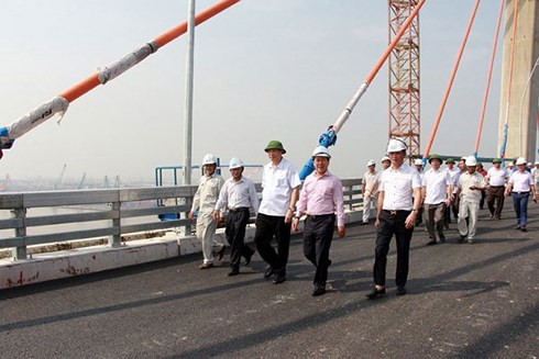 Thứ trưởng Bộ GTVT Nguyễn Văn Công và Chủ tịch UBND tỉnh Quảng Ninh Nguyễn Đức Long kiểm tra Cầu Bạch Đằng. 