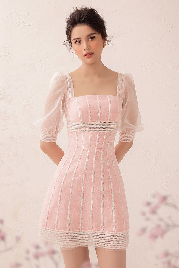 Váy ngắn, dáng ôm là phom được khai thác và biến đổi không ngừng. Đây là kiểu trang phục dễ ứng dụng và thường giúp người mặc tôn chiều cao.