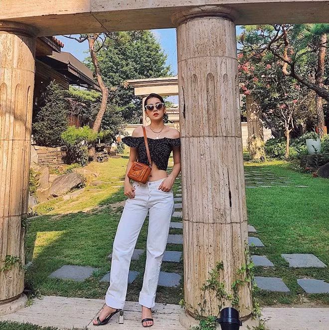 Chi Pu khoe vai trần gợi cảm, phô vòng eo đáng ngưỡng mộ nhờ diện crop top trễ nải với quần lật gấu. Gu thời trang của cô nàng sau khi lấn sân làm ca sỹ được đánh giá là sexy và cá tính hơn trước.