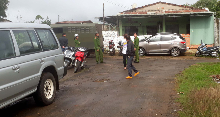 Công an TP. Pleiku tiến hành khám xét khu nhà trọ.